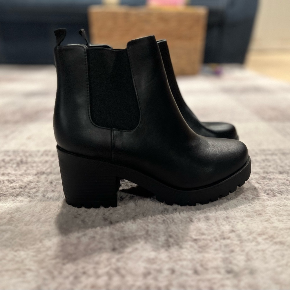 NWOB Women’s Soda Lug Sole Heeled Boots Black - 8.5